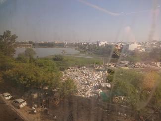 Triage de déchets vue de ma fenêtre d'hôtel