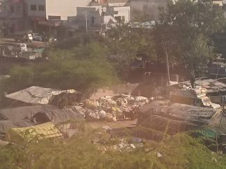 Triage de déchets vue de ma fenêtre d'hôtel