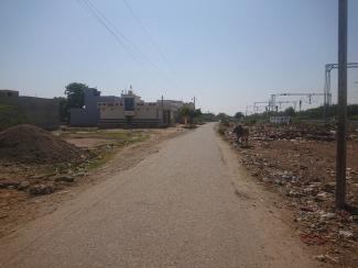 Rue de la gare à Raïla