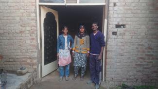 Ajay, femme et fille à la porte d'entrée