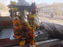 autel sur le tableau de bord du bus